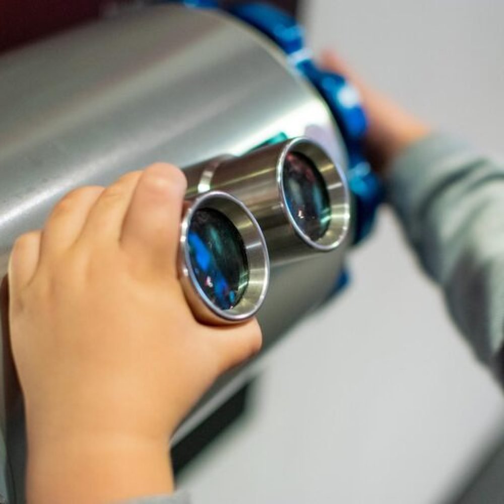 childs-hand-holding-microscope-lens_1647564-380